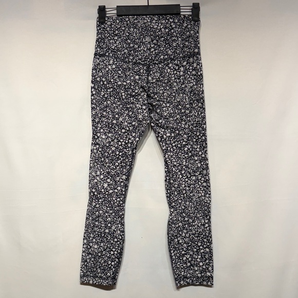 Lululemon Align High-Rise Crop 23" Venture Floral Alpine White Black Size 4 - Picture 6 of 9